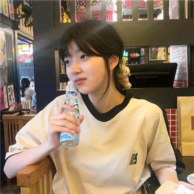 小鬼头上的女人